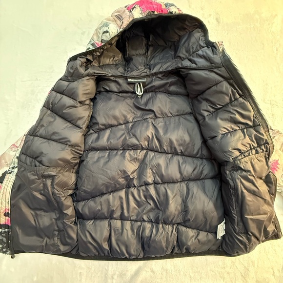 Under Armour Little Girls’ ColdGear Puffer Jacket w/zippered pockets - Picture 4 of 6